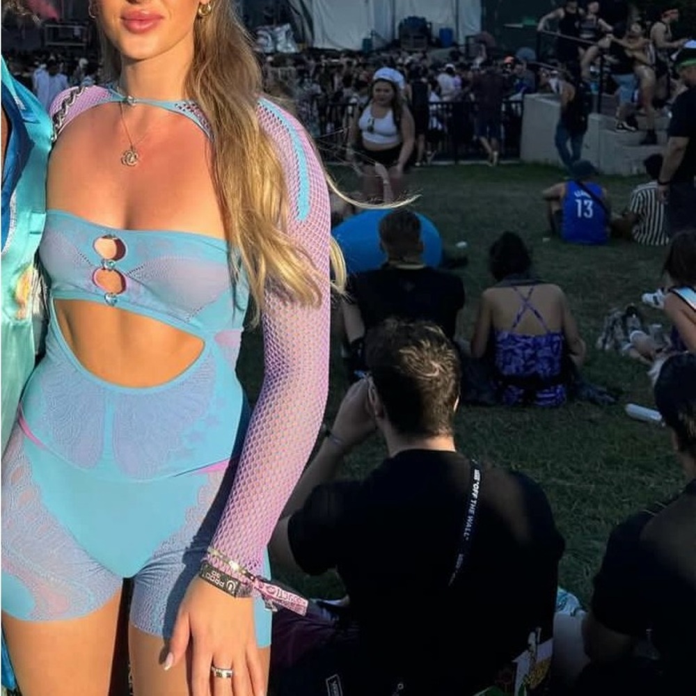 POSTER GIRL The set is called the Bucks Top & Raven Shorts, color is crypto blue